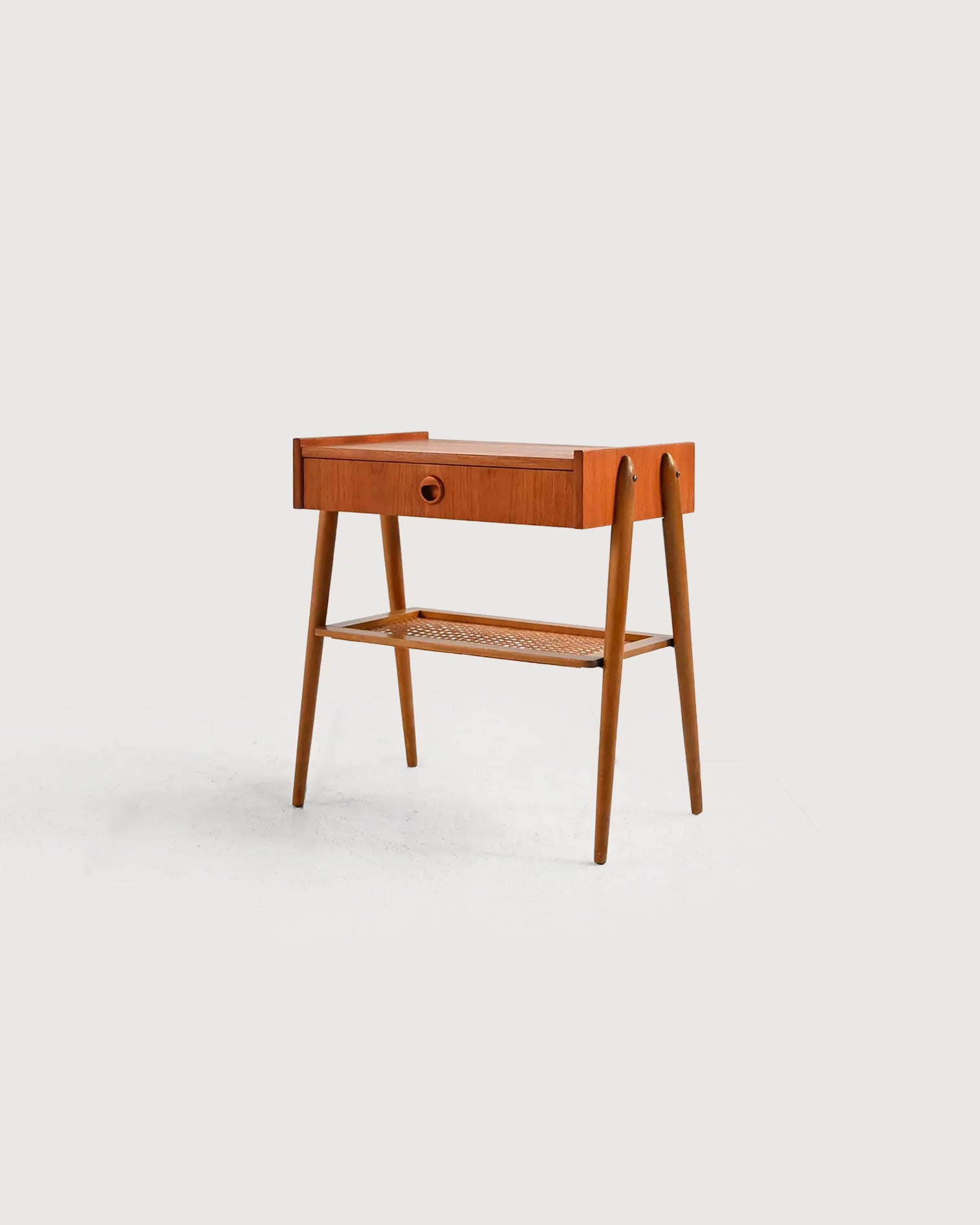 Comodino scandinavo in teak con mensola in paglia di Vienna, anni ’50