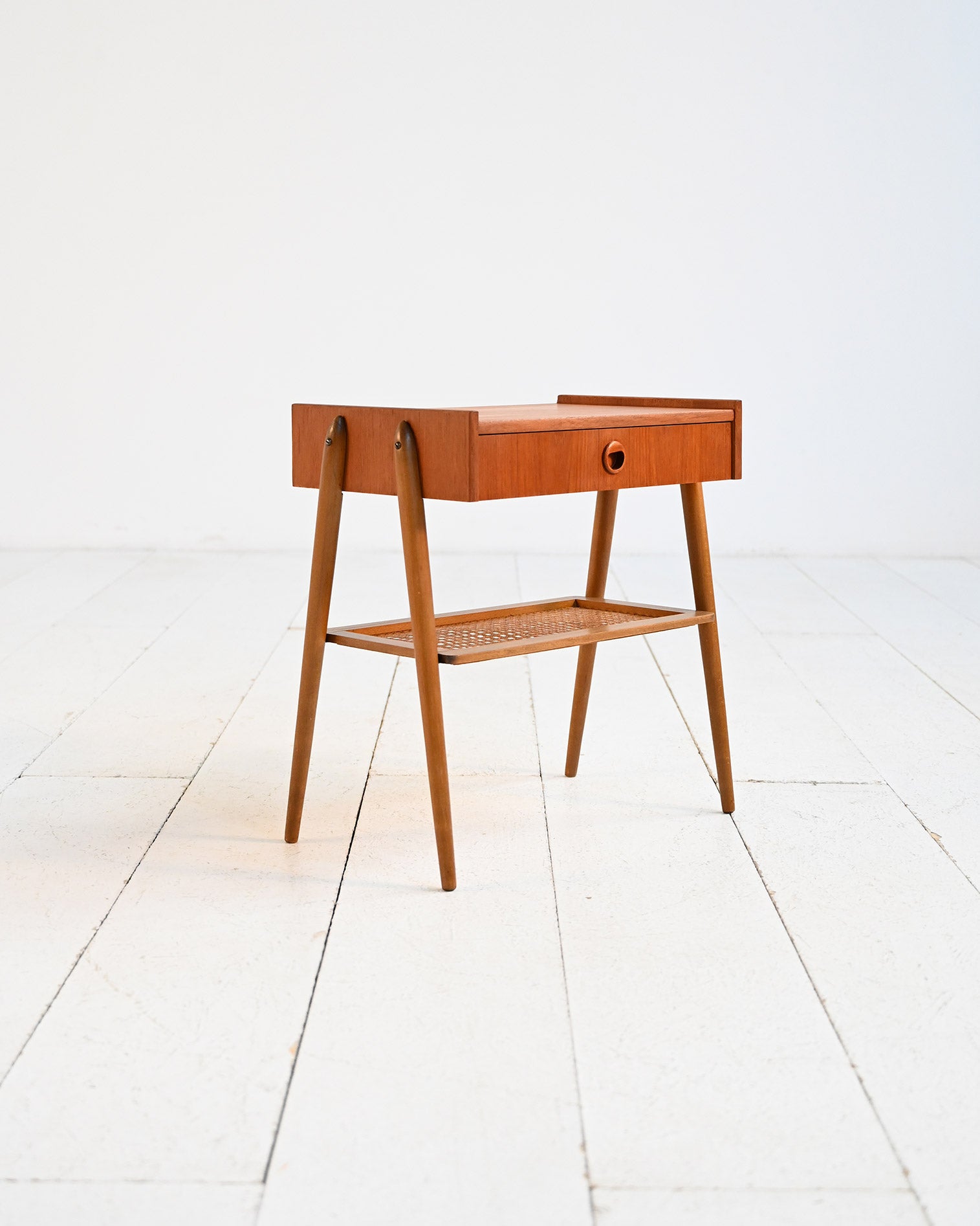 Comodino scandinavo in teak con mensola in paglia di Vienna, anni ’50 1