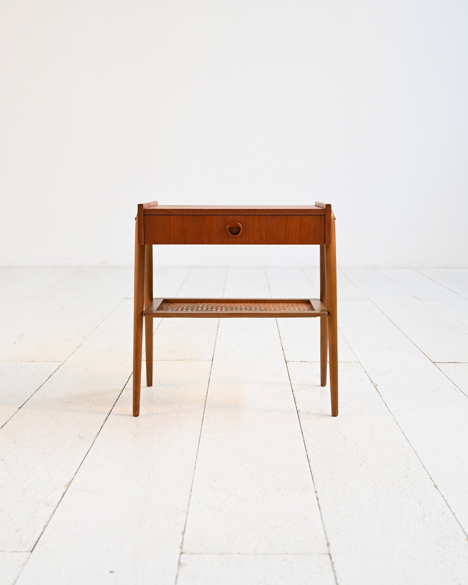 Comodino scandinavo in teak con mensola in paglia di Vienna, anni ’50 2