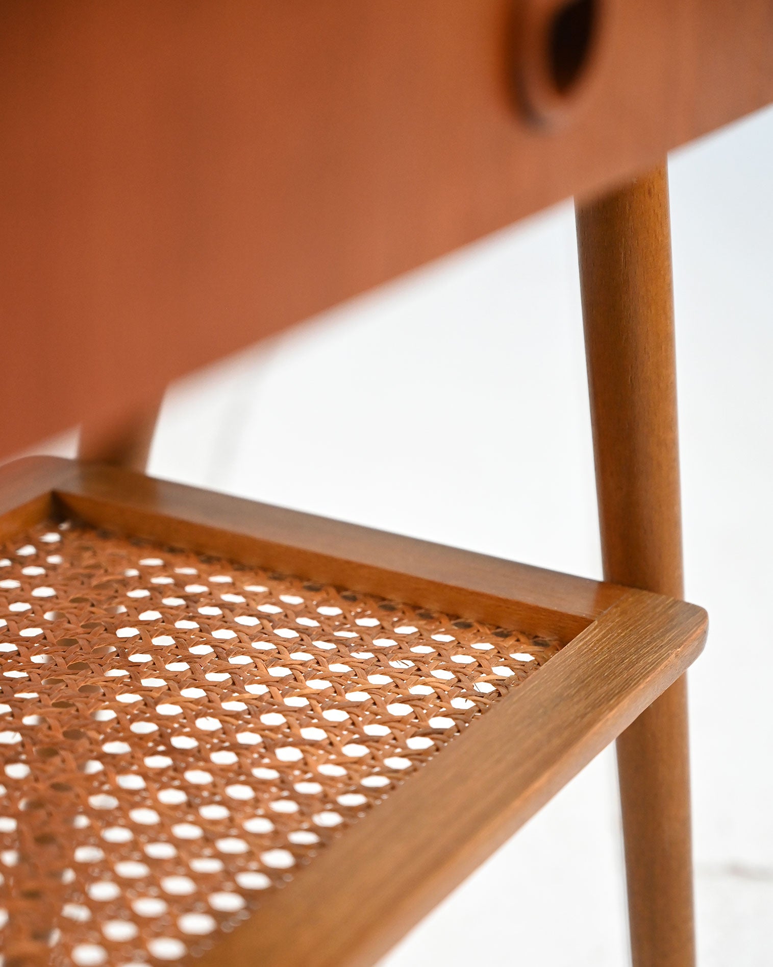Comodino scandinavo in teak con mensola in paglia di Vienna, anni ’50 4