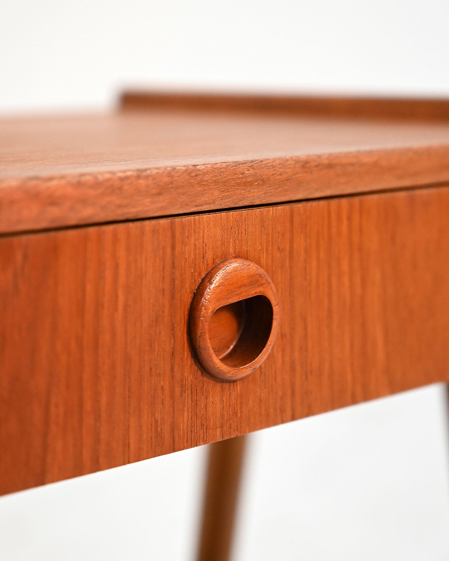 Comodino scandinavo in teak con mensola in paglia di Vienna, anni ’50 9