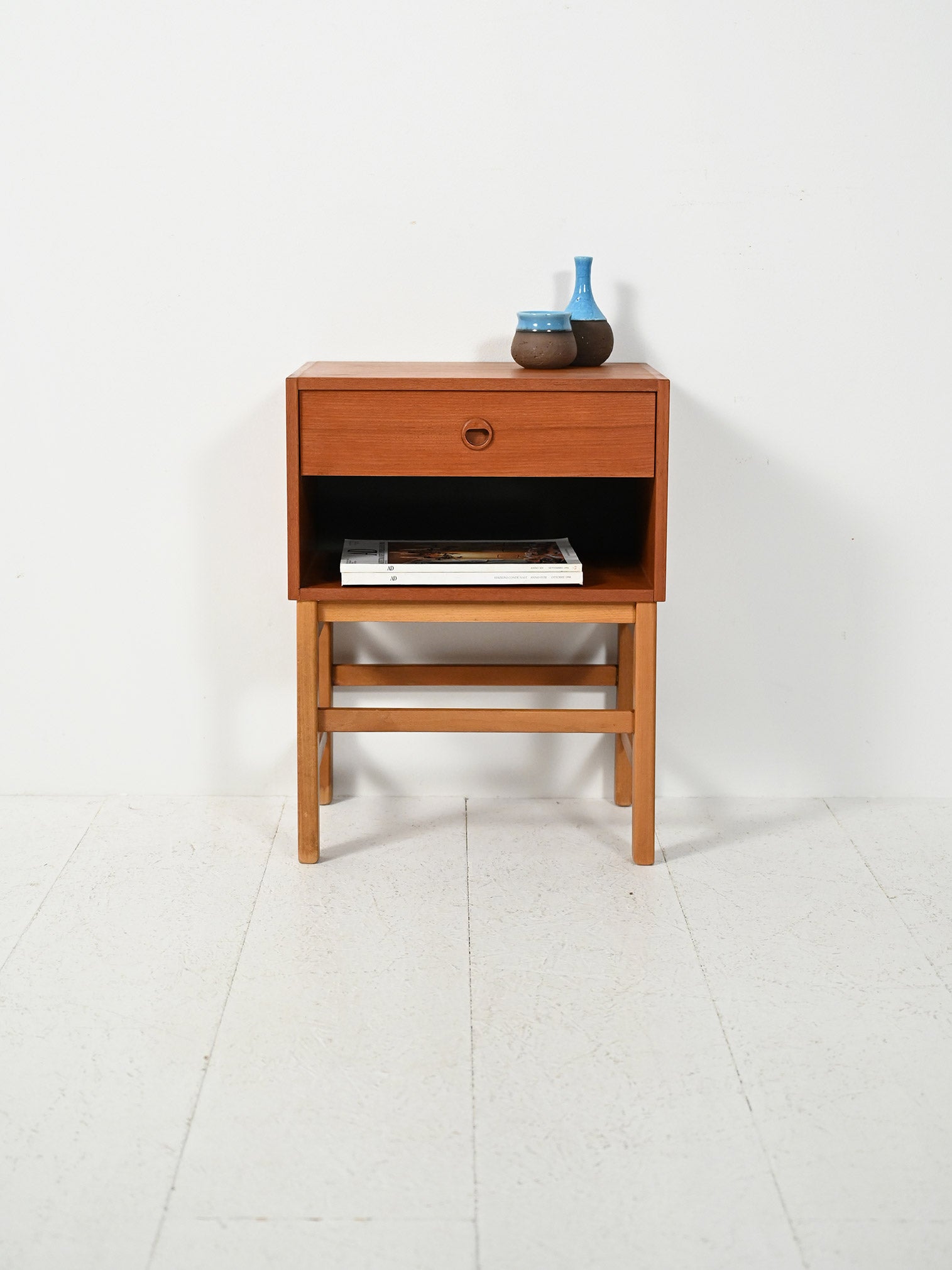 Comodino scandinavo cubico in teak anni Sessanta
