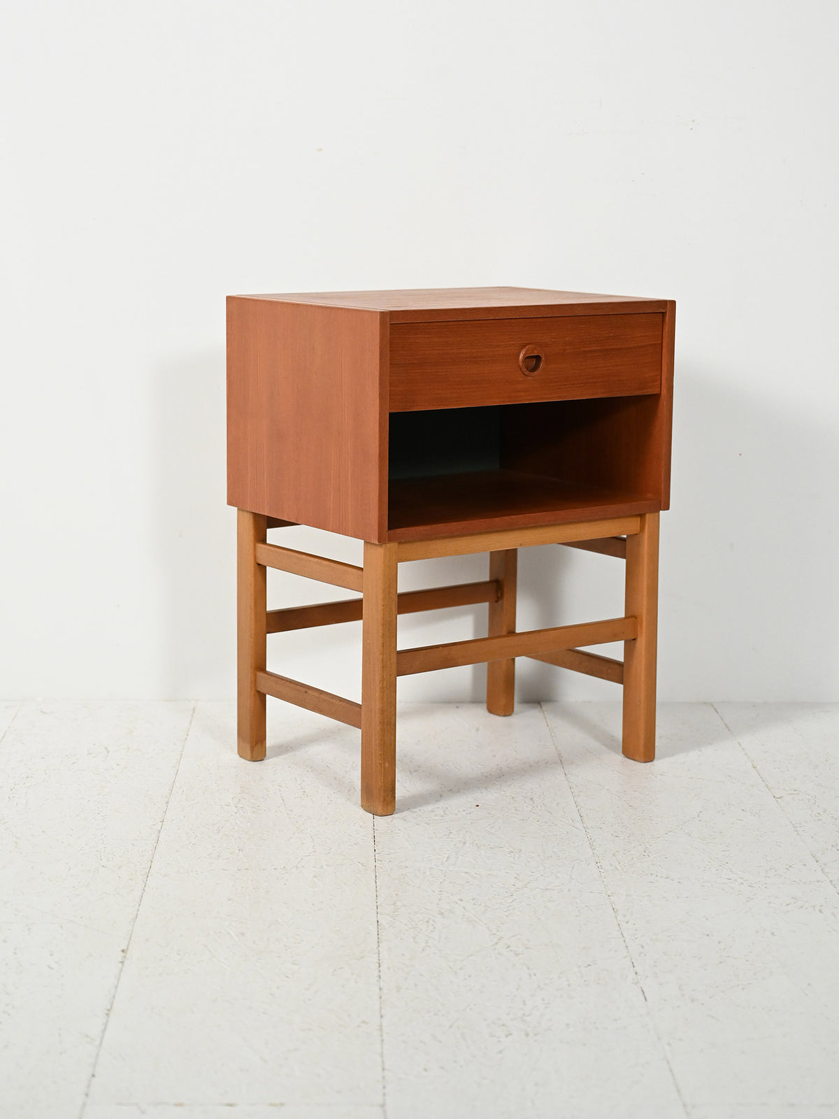 Comodino scandinavo cubico in teak anni Sessanta 2