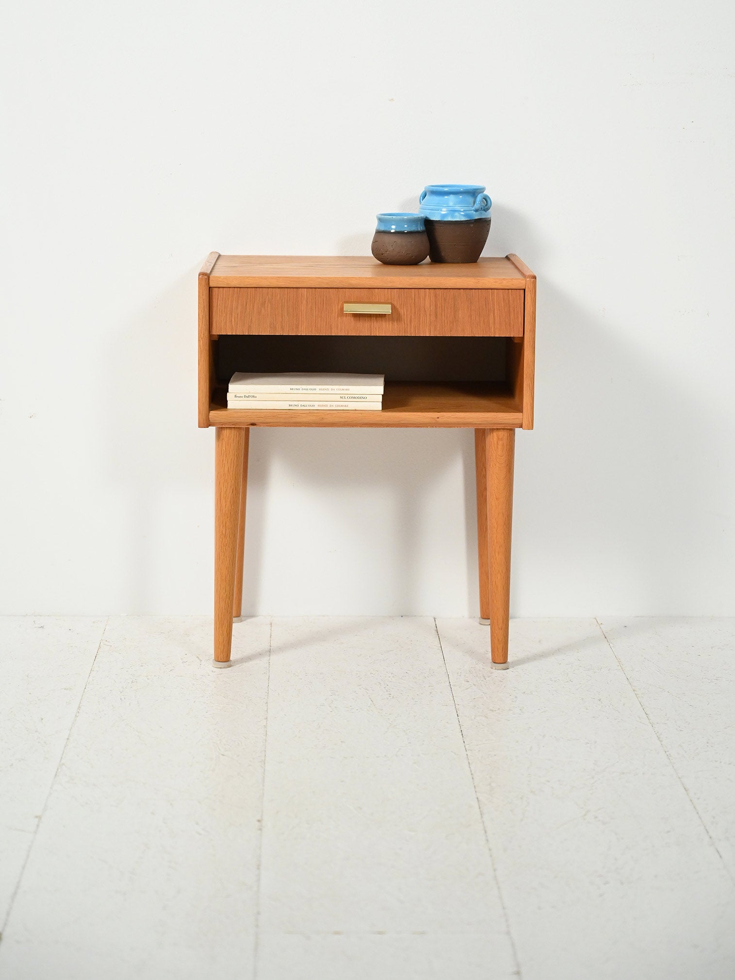 Comodino scandinavo vintage con maniglia in ottone
