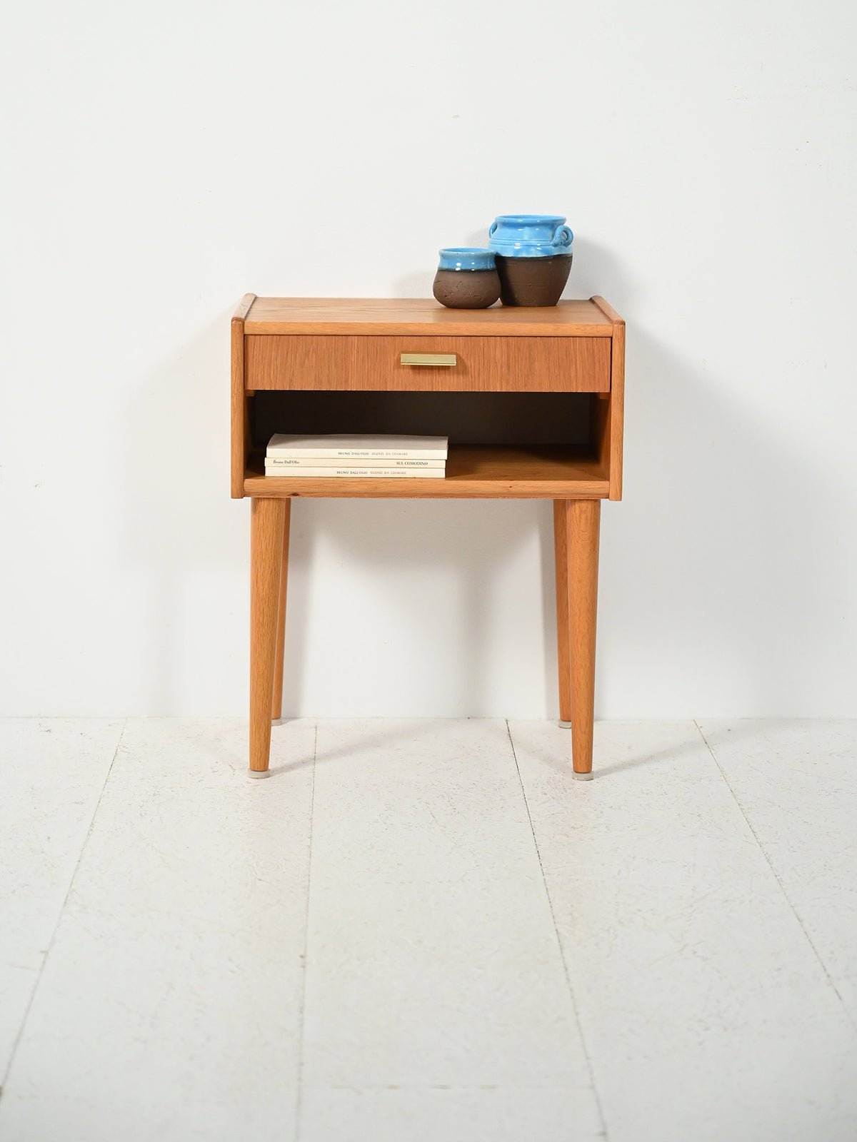 Comodino scandinavo vintage con maniglia in ottone