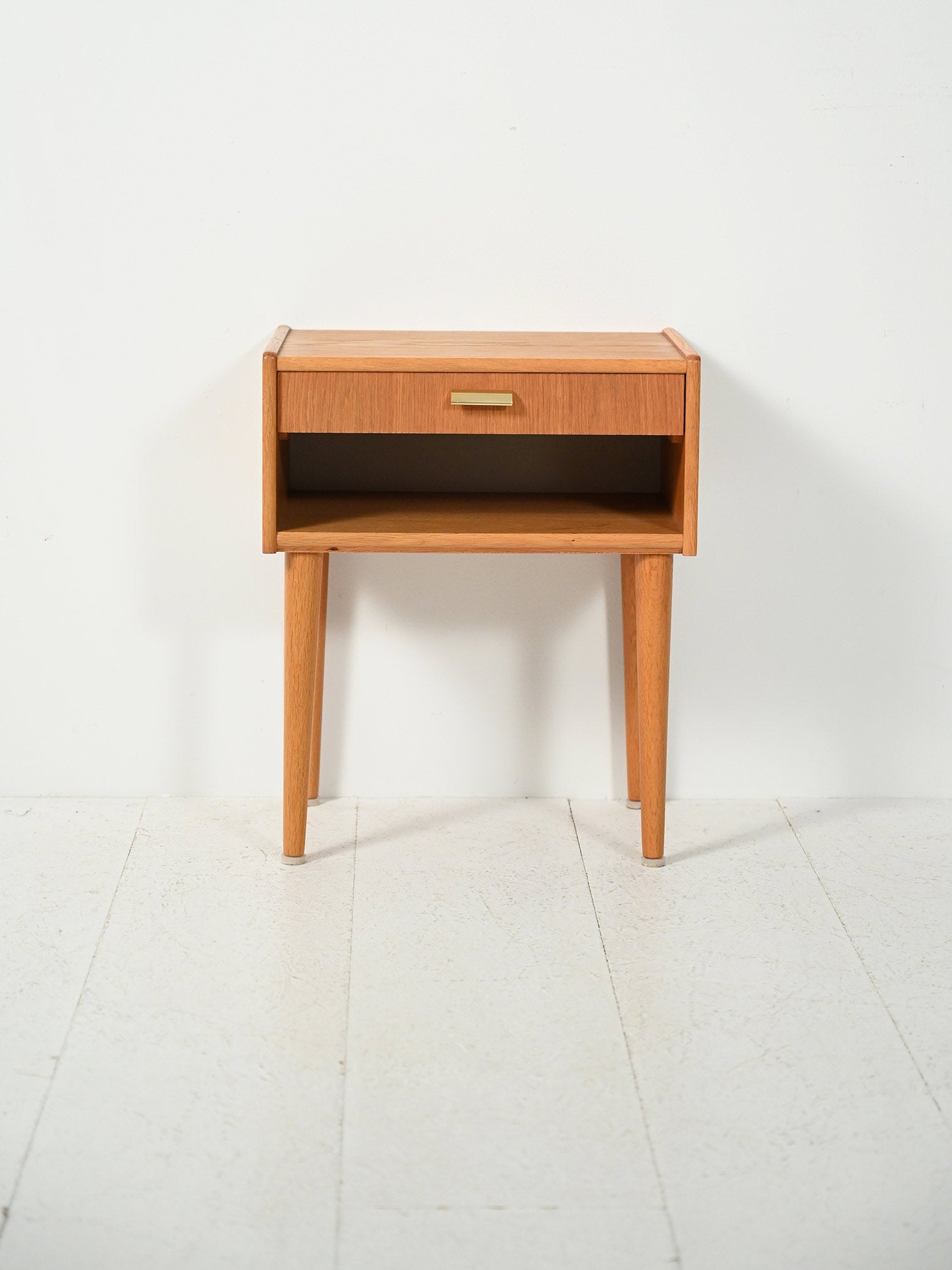 Comodino scandinavo vintage con maniglia in ottone 1