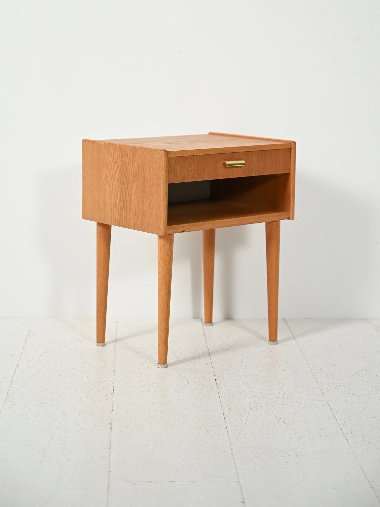 Comodino scandinavo vintage con maniglia in ottone 2