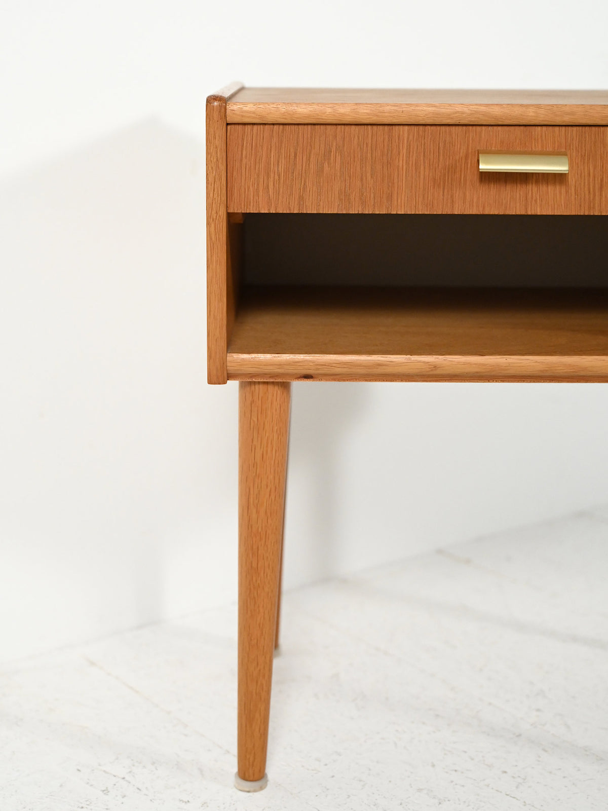 Comodino scandinavo vintage con maniglia in ottone 4