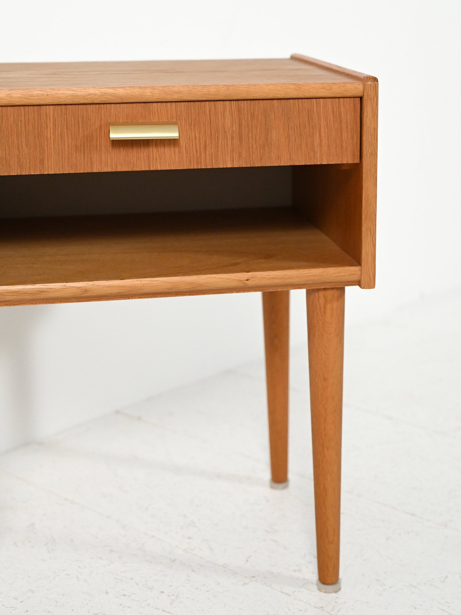Comodino scandinavo vintage con maniglia in ottone 6