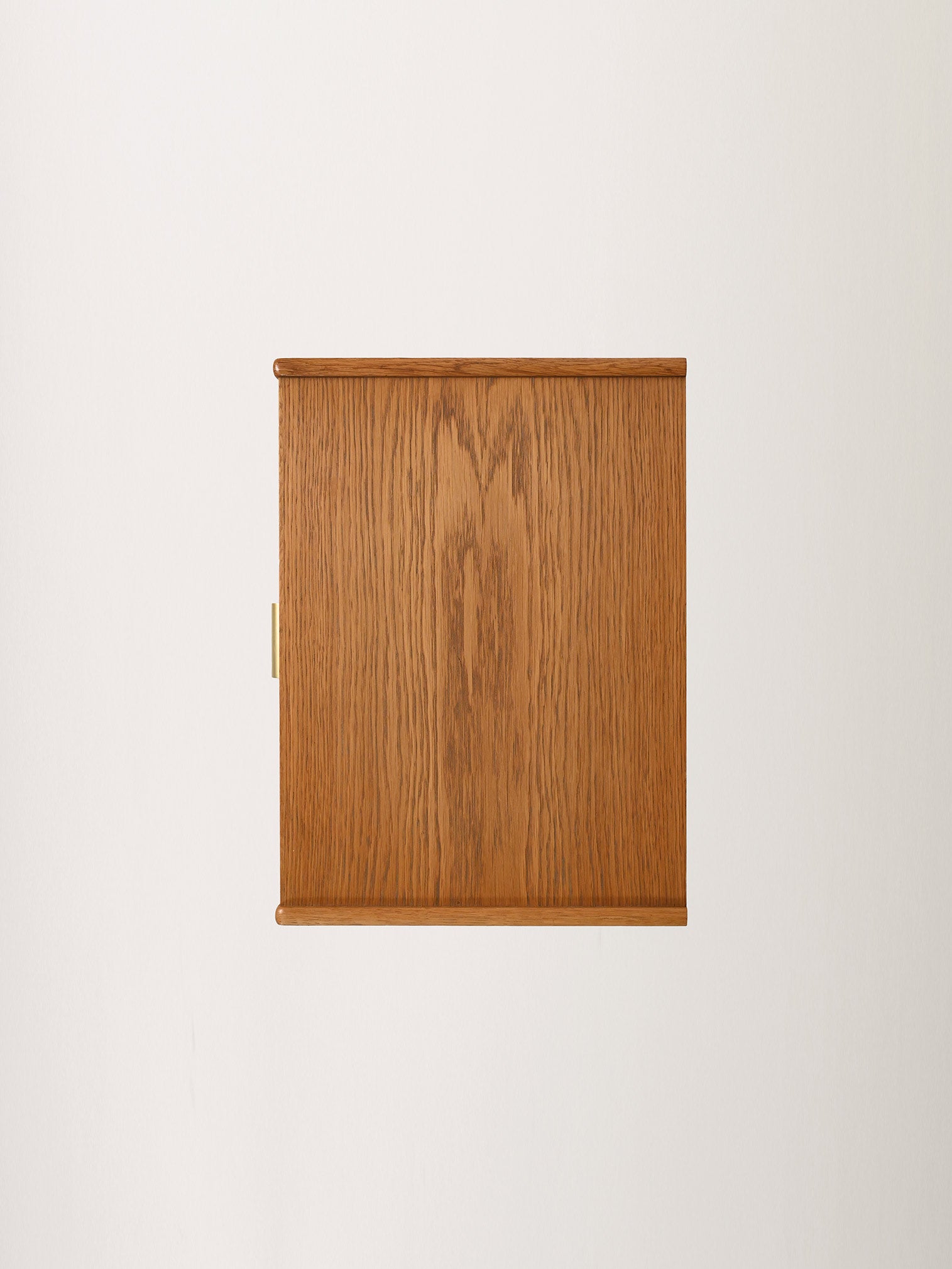 Comodino scandinavo vintage con maniglia in ottone 7