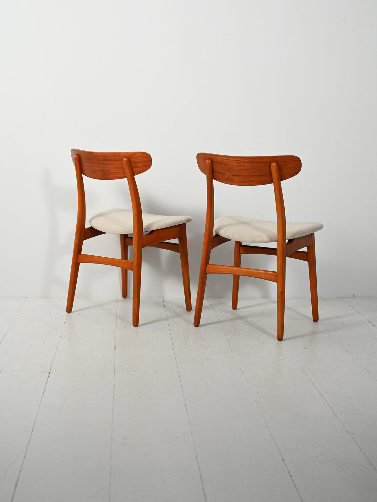 Coppia di sedie scandinave vintage con schienale a mezzaluna 2