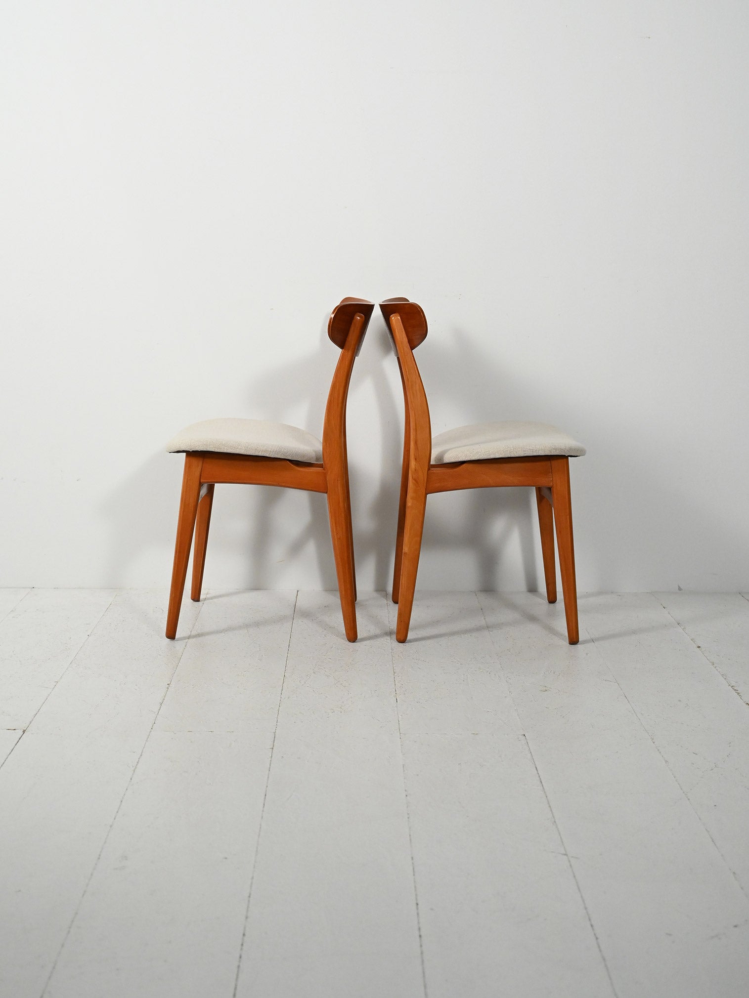 Coppia di sedie scandinave vintage con schienale a mezzaluna