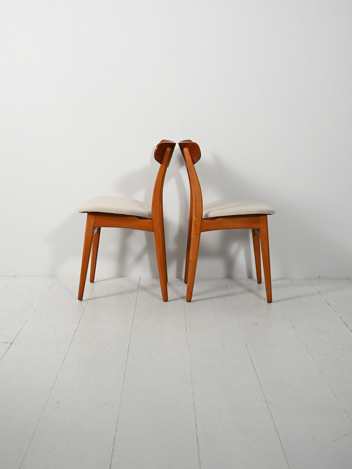 Coppia di sedie scandinave vintage con schienale a mezzaluna