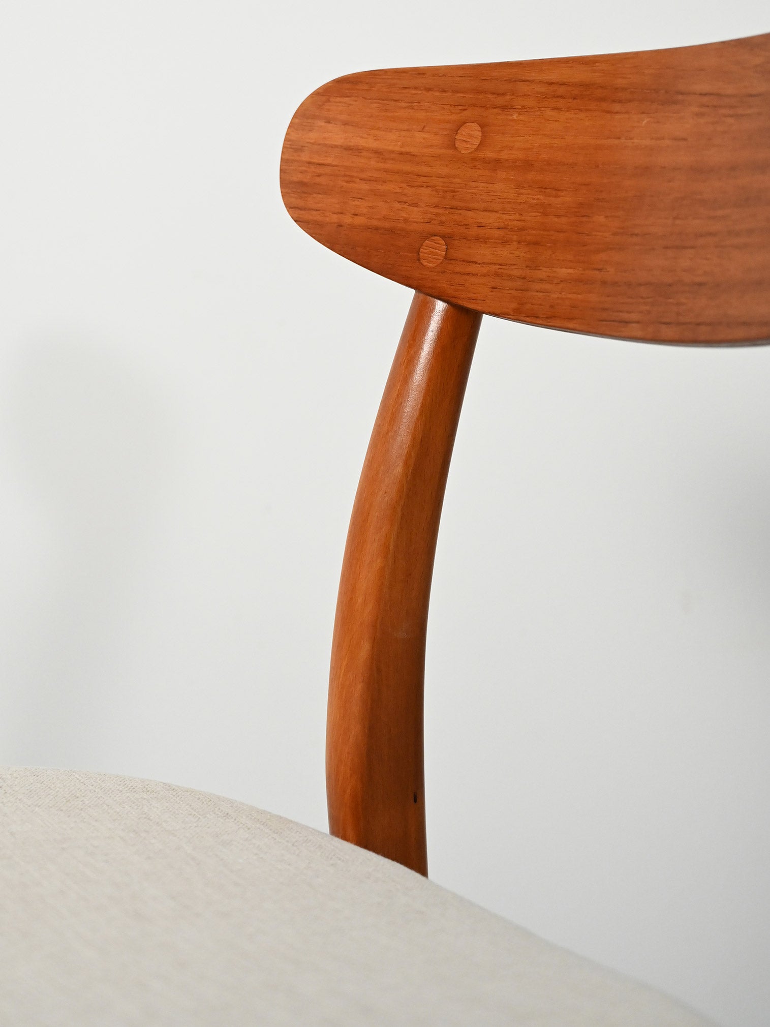 Coppia di sedie scandinave vintage con schienale a mezzaluna