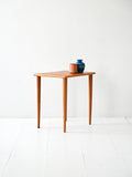 Piccolo coffee table scandinavo anni ’50 con gambe tornite