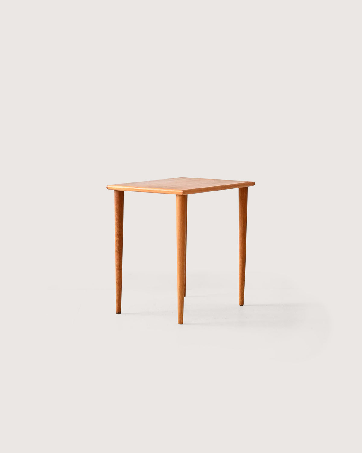 Piccolo coffee table scandinavo anni ’50 con gambe tornite
