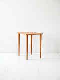 Piccolo coffee table scandinavo anni ’50 con gambe tornite 2