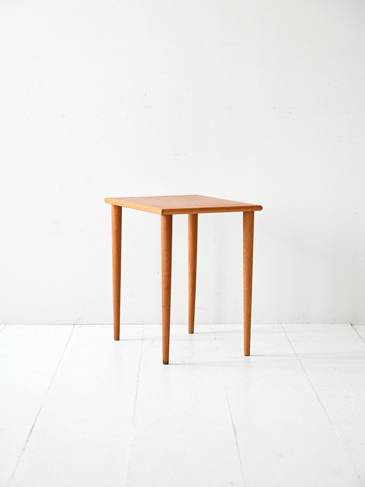 Piccolo coffee table scandinavo anni ’50 con gambe tornite 2