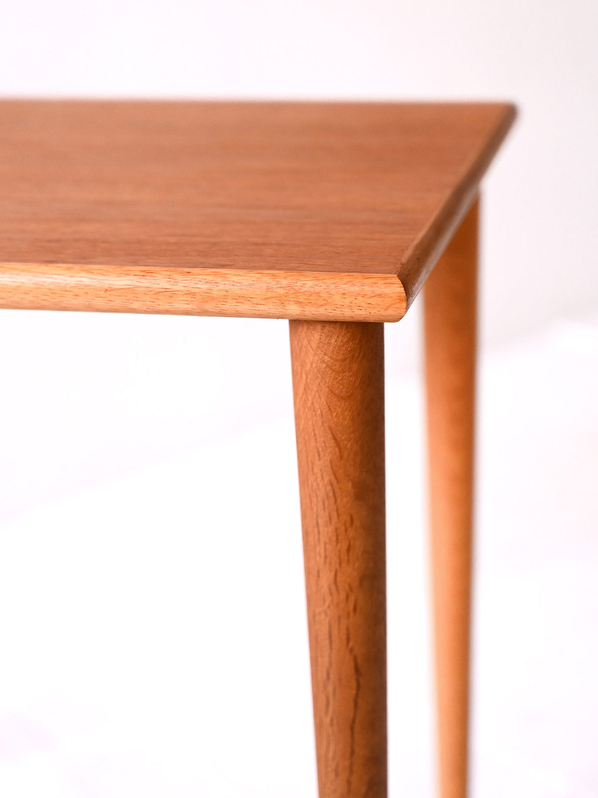 Piccolo coffee table scandinavo anni ’50 con gambe tornite 4