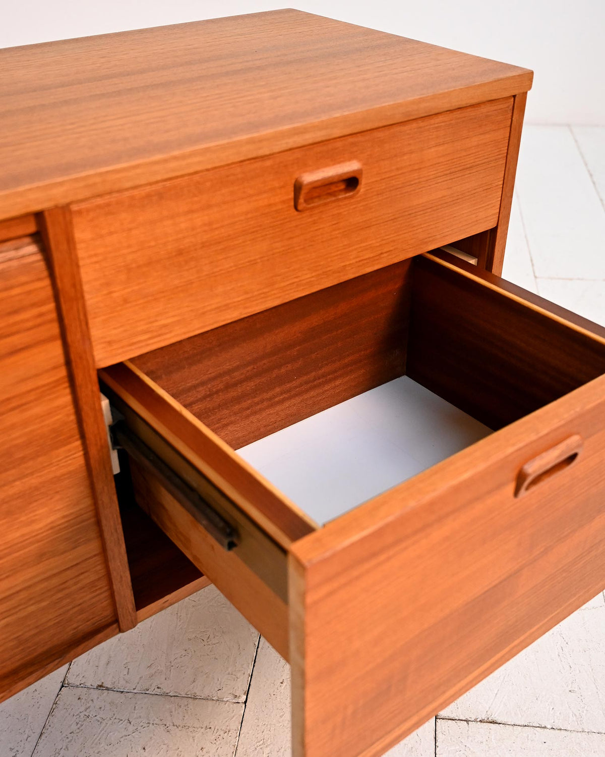 Sideboard scandinavo in teak con ante a serranda, anni ’60 10