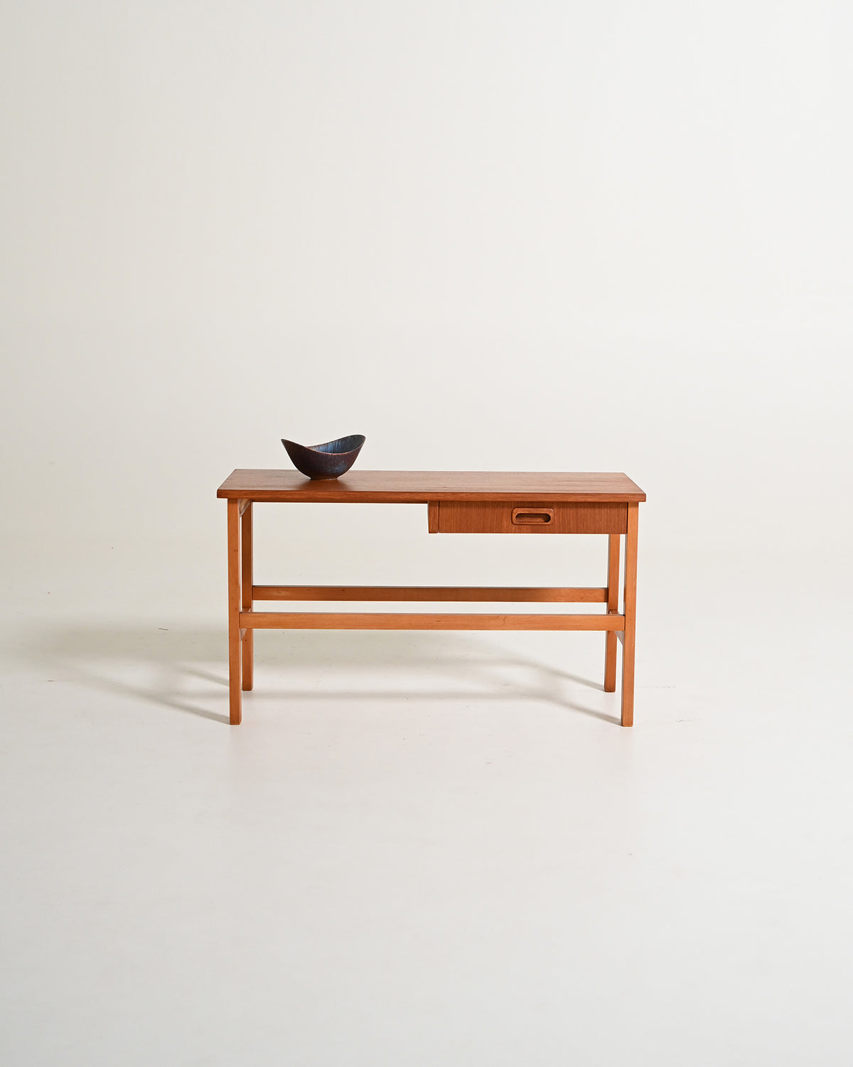 Tavolino scandinavo con cassetto, anni '60