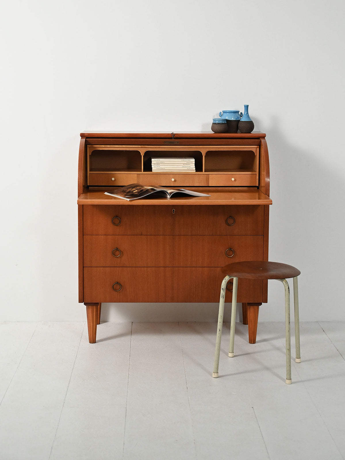 Secrétaire con gambe tornite decorate, anni ’50