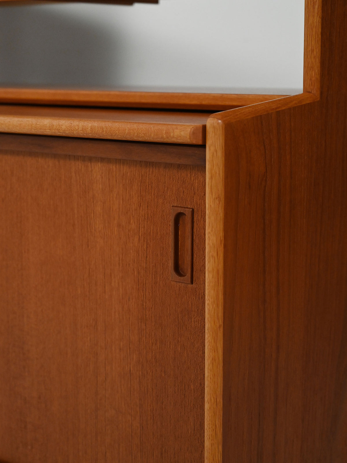 Libreria scandinava in teak con cassetti sospesi 6