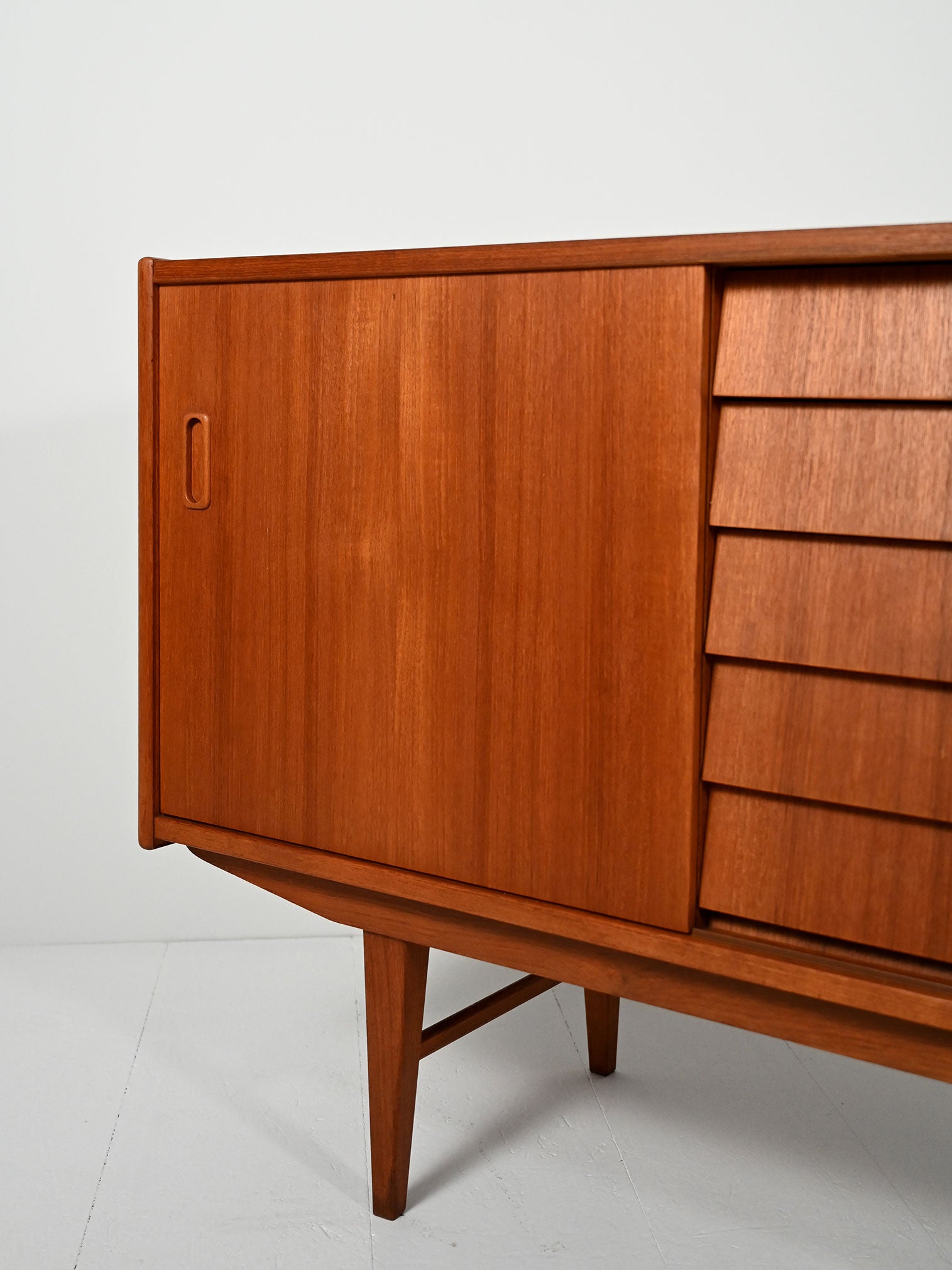 Sideboard scandinavo con cassetti a latta anni 50/60