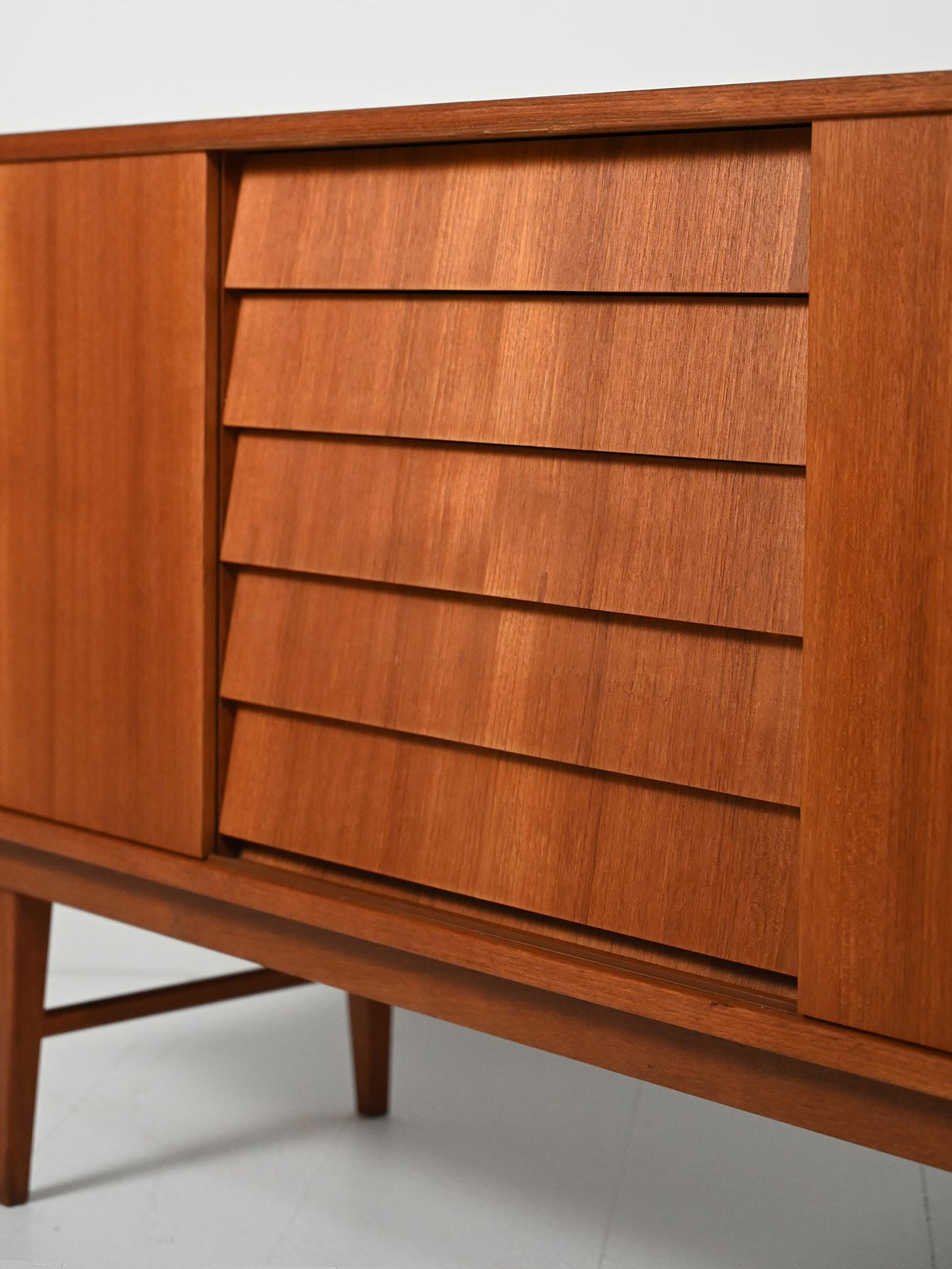 Sideboard scandinavo con cassetti a latta anni 50/60 8