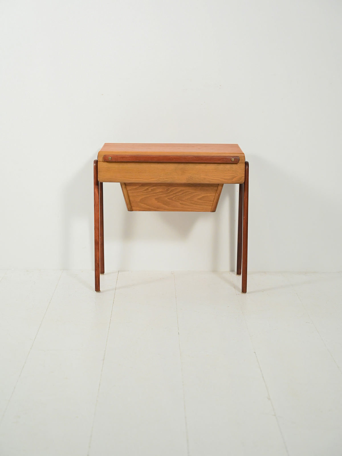 Tavolino portalana scandinavo in teak e rovere