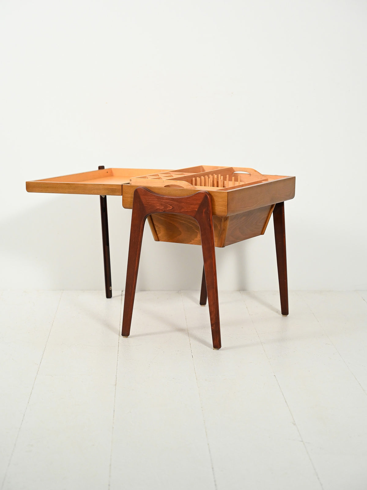 Tavolino portalana scandinavo in teak e rovere 3