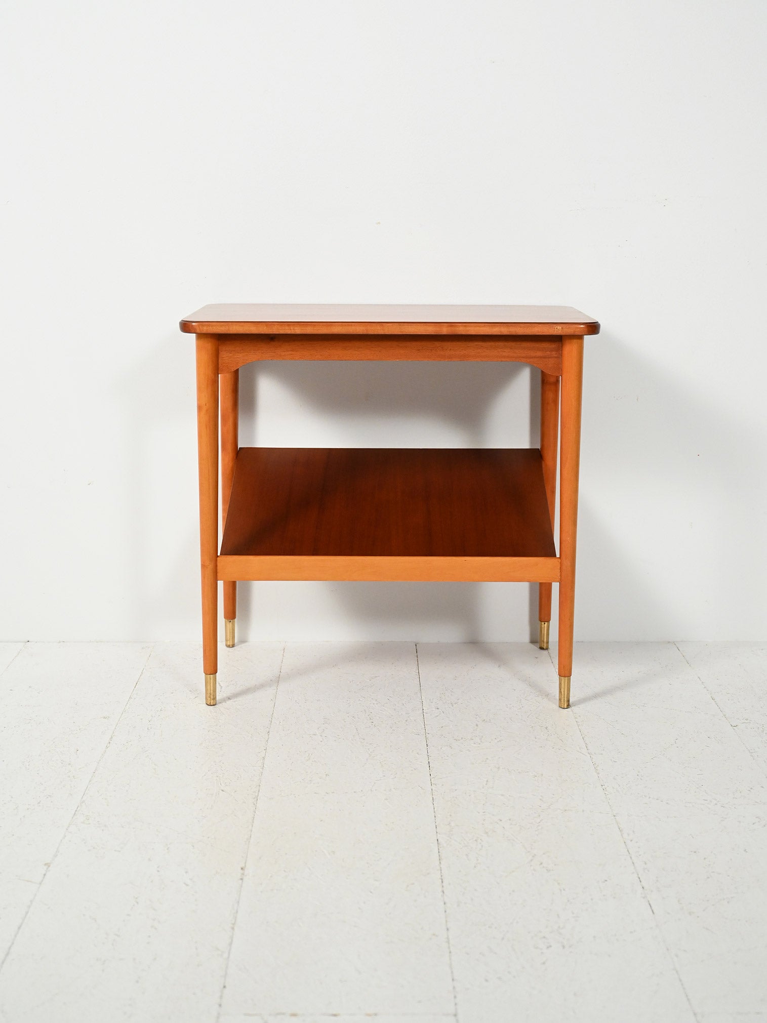 Coffee table scandinavo con mensola espositore 1