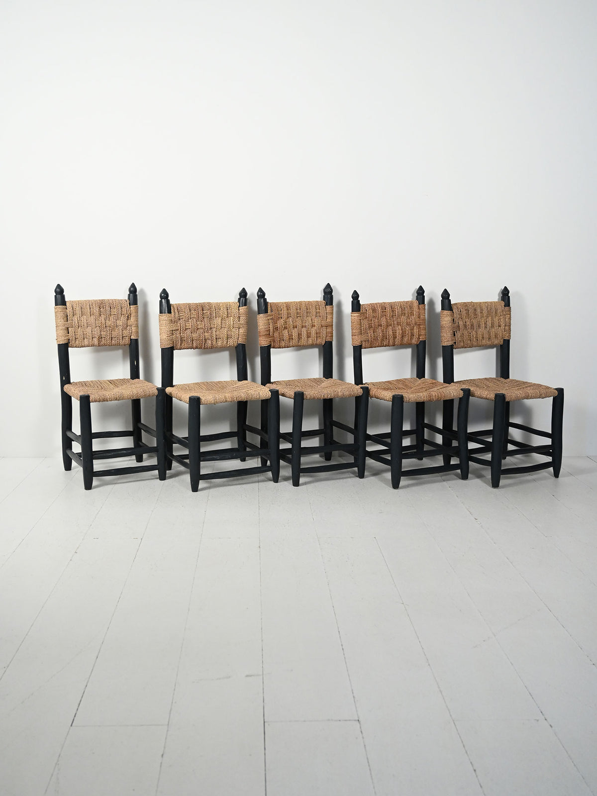 Set di cinque sedie marocchine in legno 1