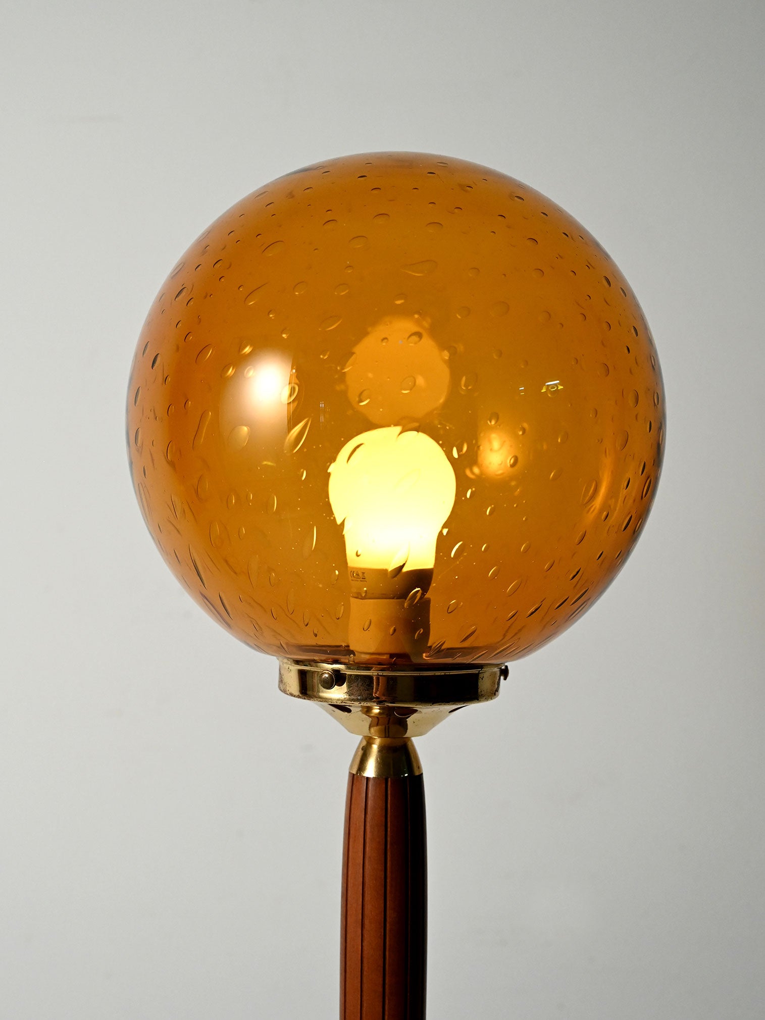 Lampada da terra teak e vetro color ambra 4