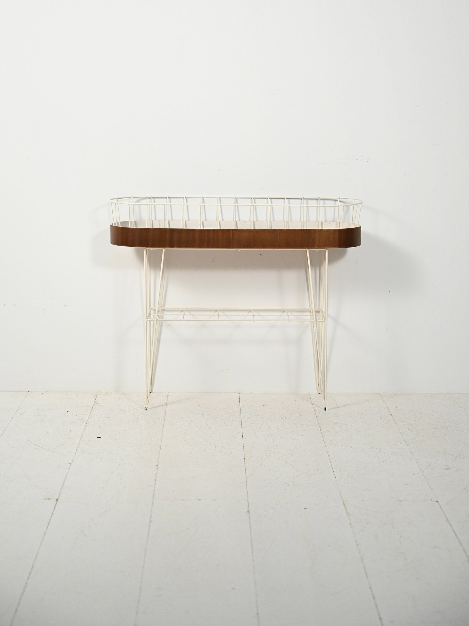 Portafiori scandinavo ovale in metallo e teak 1