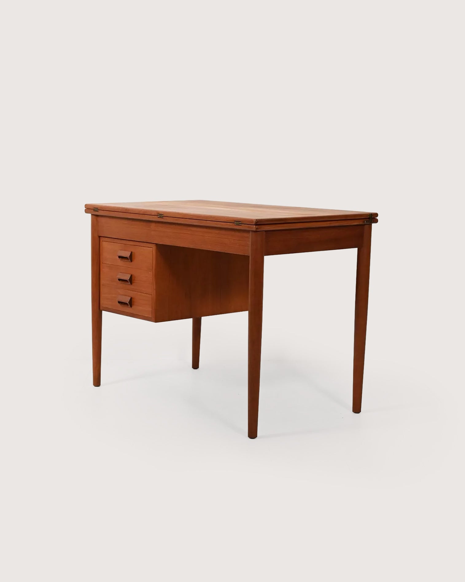 Scrivania scandinava di Børge Mogensen con piano “flip-top”