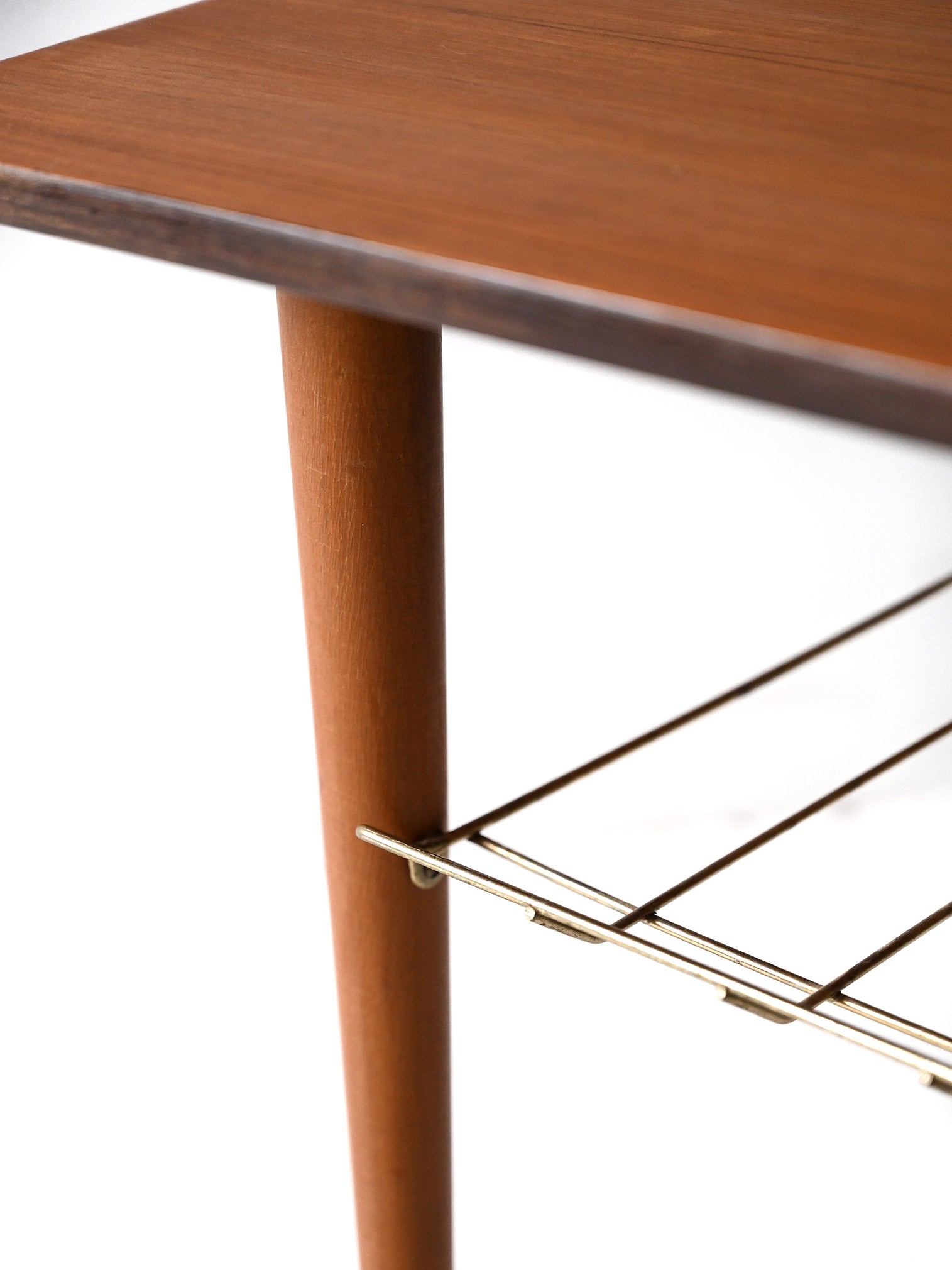 Coffee table scandinavo vintage in teak con mensola in ottone 4