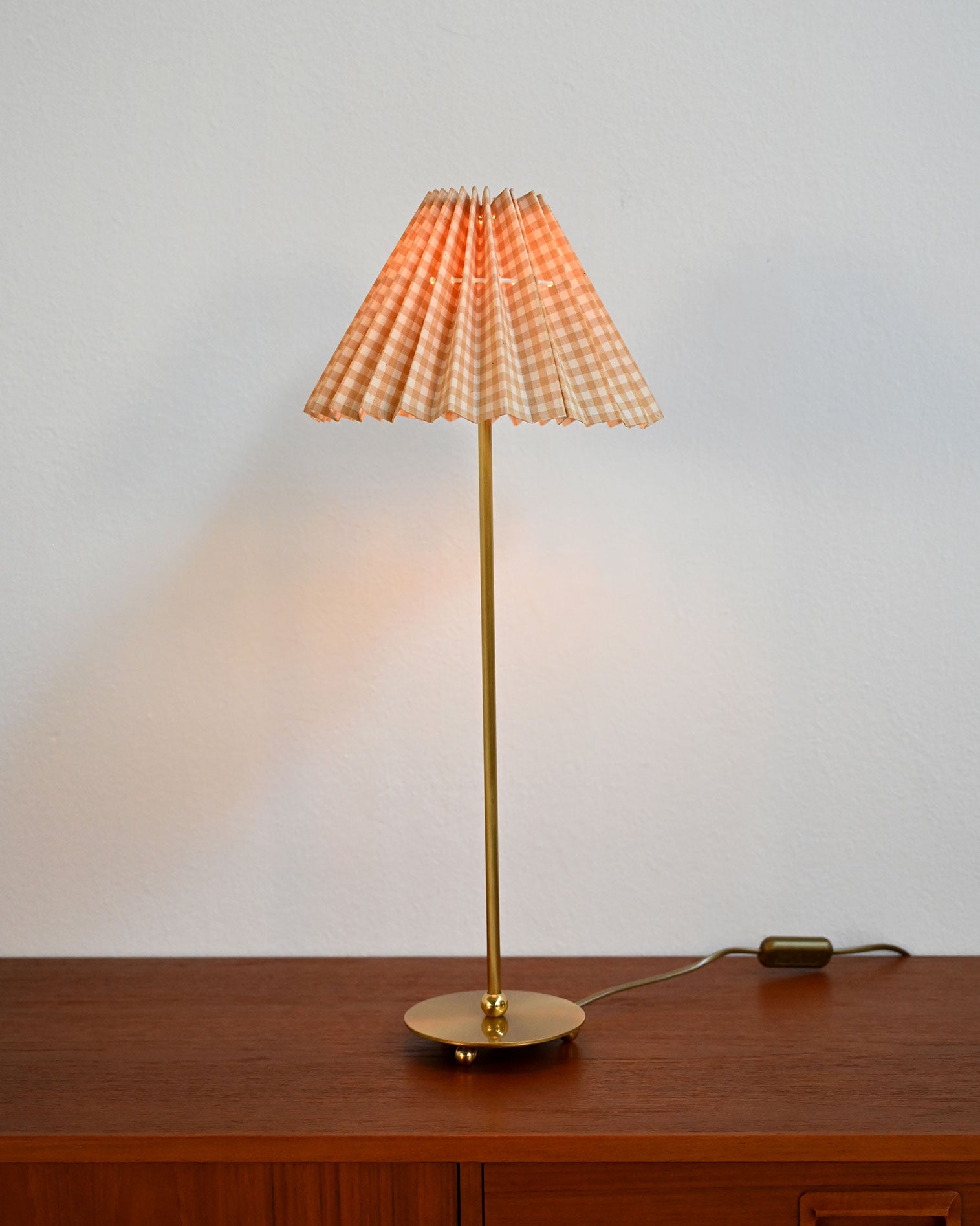 Lampada da tavolo in ottone con paralume plissettato, anni ’50 1