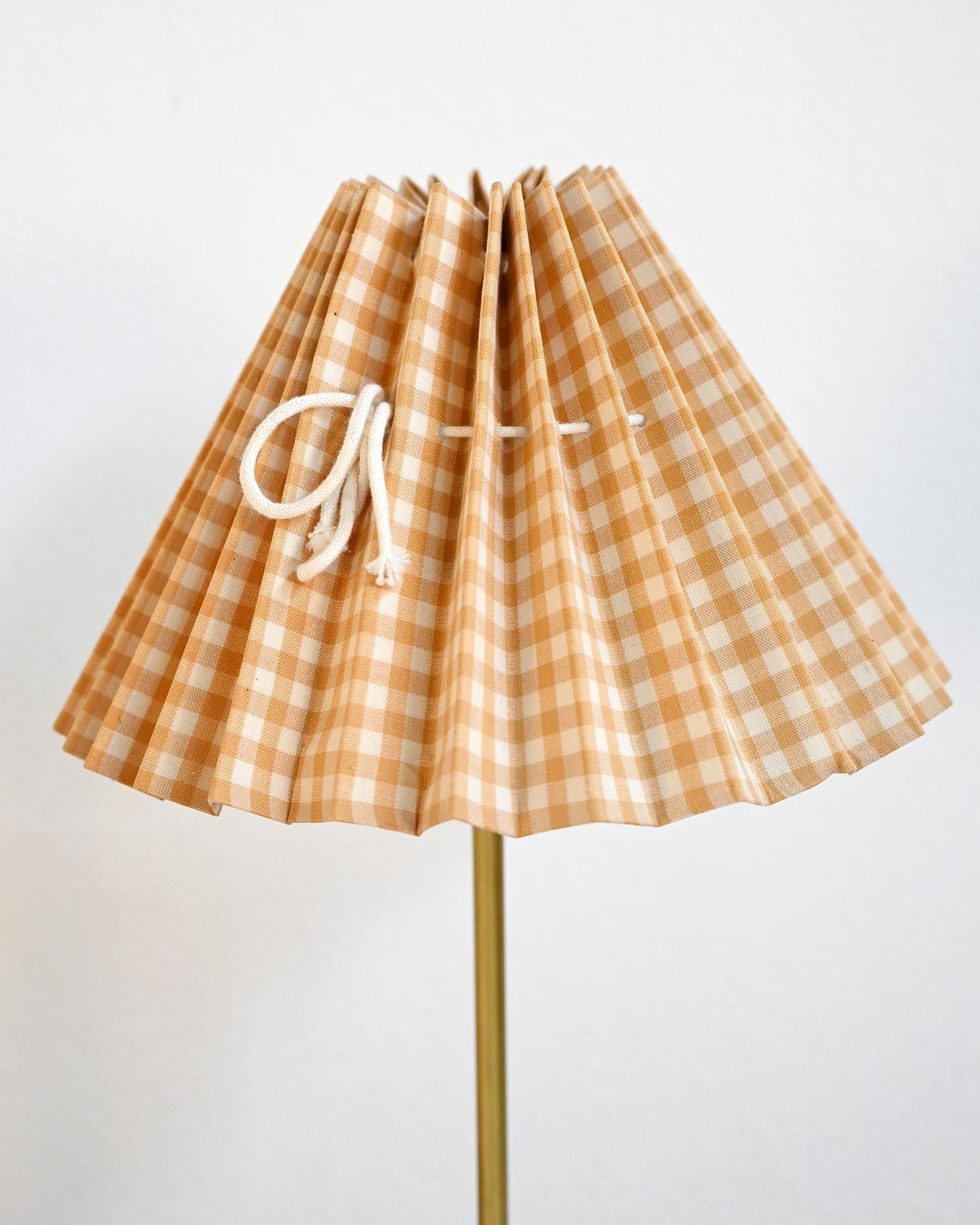Lampada da tavolo in ottone con paralume plissettato, anni ’50 6