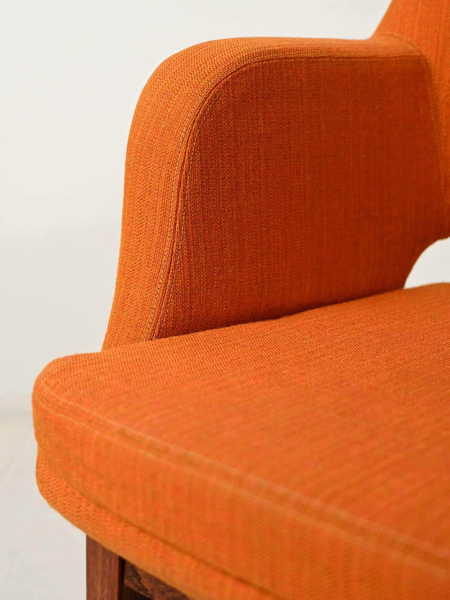 Coppia di poltroncine Oslosund di Kinnarps arancioni anni ’50 7