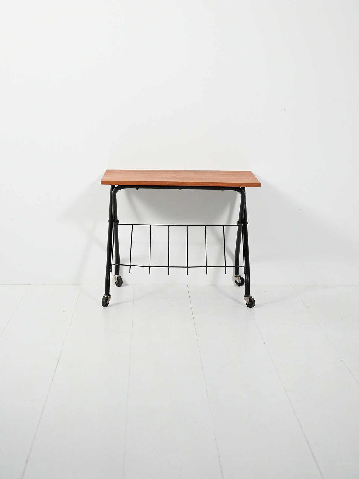 Tavolino scandinavo con portariviste, anni 60–70 2