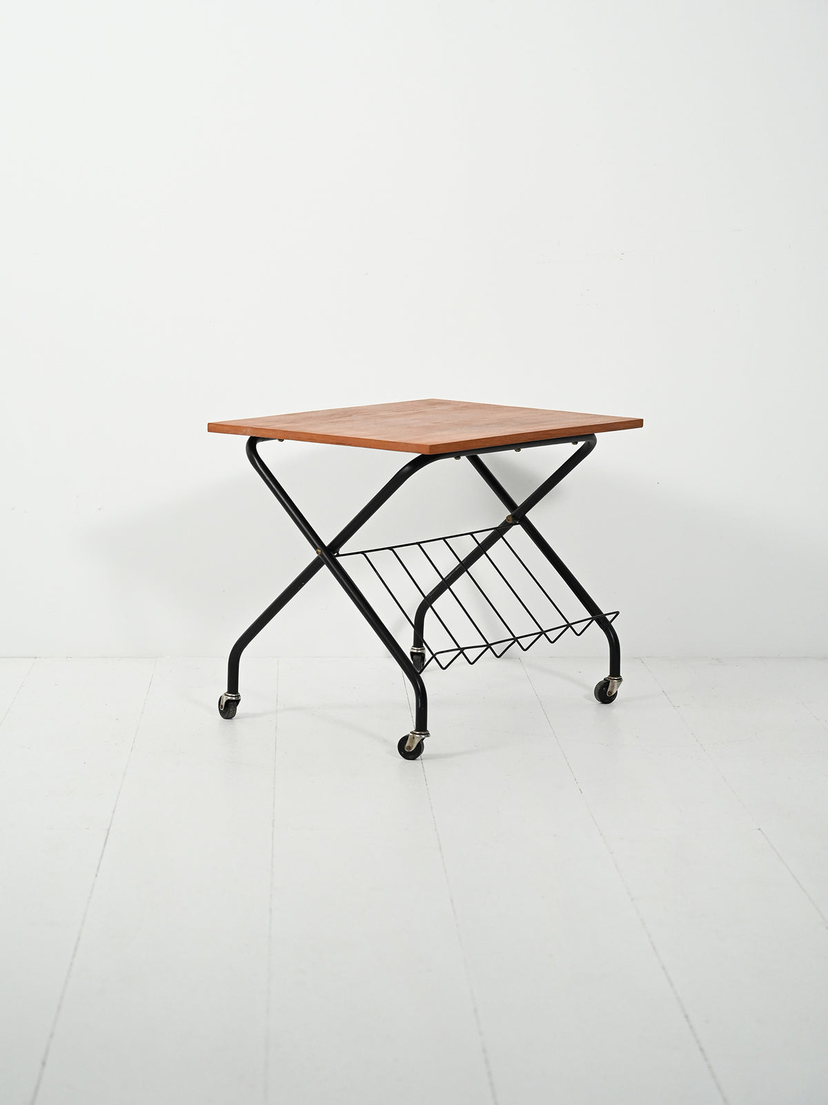 Tavolino scandinavo con portariviste, anni 60–70 3