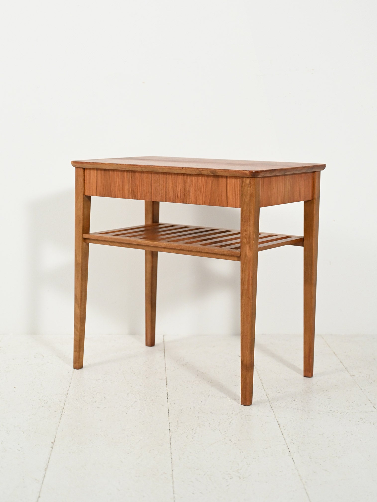 Comodino scandinavo con portariviste a listelli 3