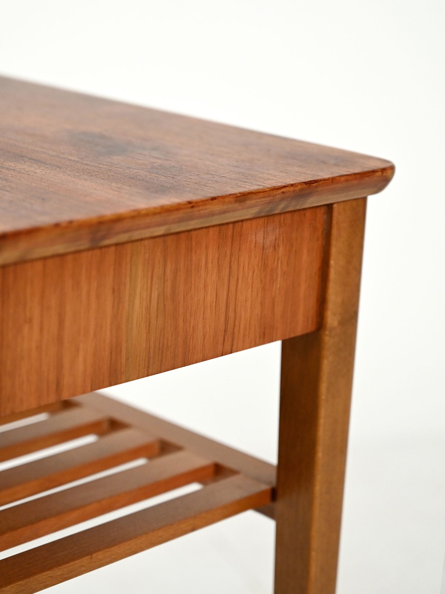 Comodino scandinavo con portariviste a listelli 5