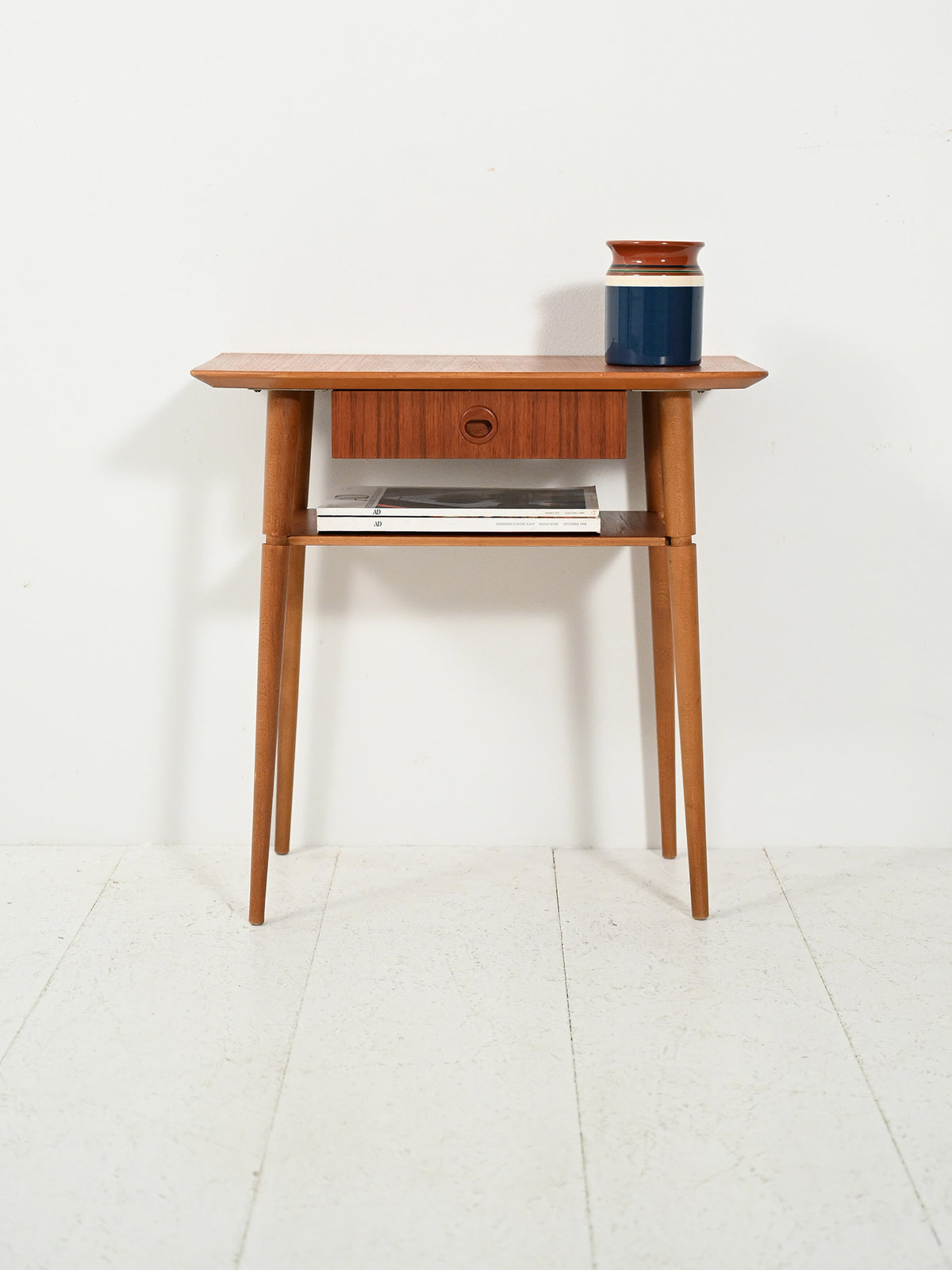 Comodino scandinavo in teak dalla silouhette allungata