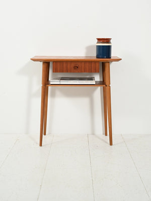 Comodino scandinavo in teak dalla silouhette allungata
