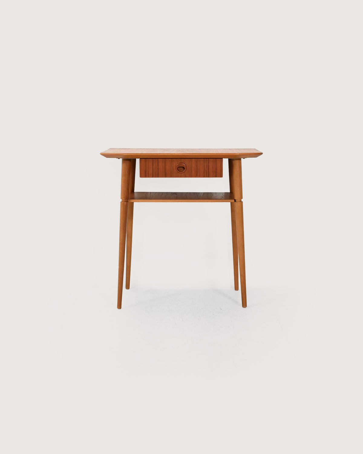 Comodino scandinavo in teak dalla silouhette allungata