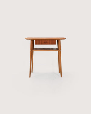 Comodino scandinavo in teak dalla silouhette allungata
