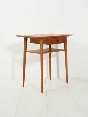 Comodino scandinavo in teak dalla silouhette allungata 2