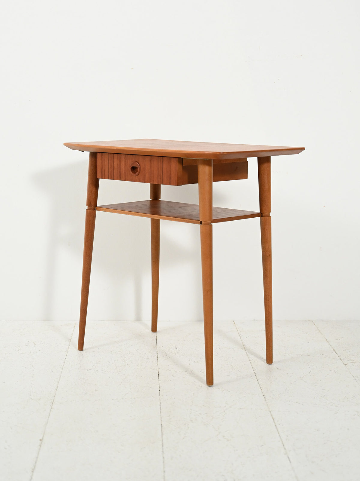 Comodino scandinavo in teak dalla silouhette allungata 3